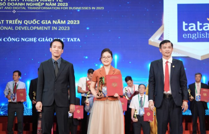 Bà Vũ Thị Minh Hạnh - CEO & Founder TATA English nhận giải thưởng Top 100 Thương hiệu phát triển Quốc gia