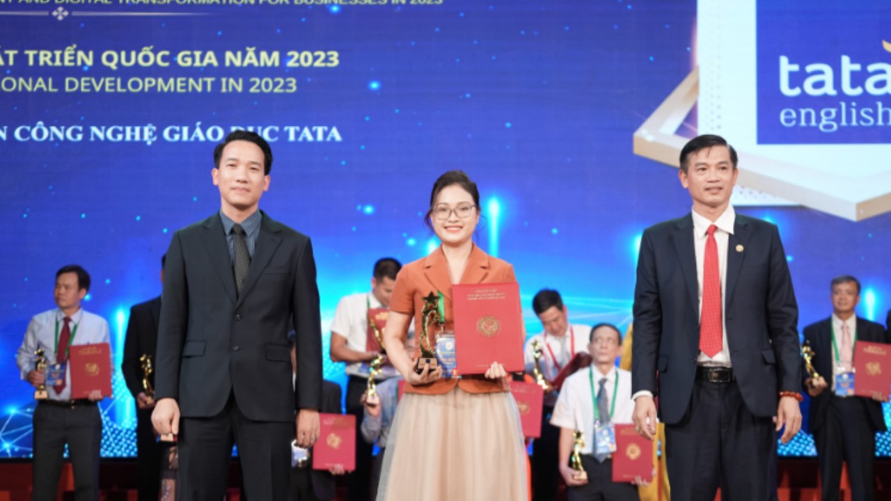 Bà Vũ Thị Minh Hạnh - CEO & Founder TATA English nhận giải thưởng Top 100 Thương hiệu phát triển Quốc gia